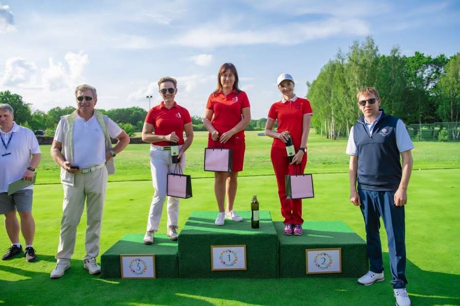 Жіночий турнір з гольфу, Козин. Фото