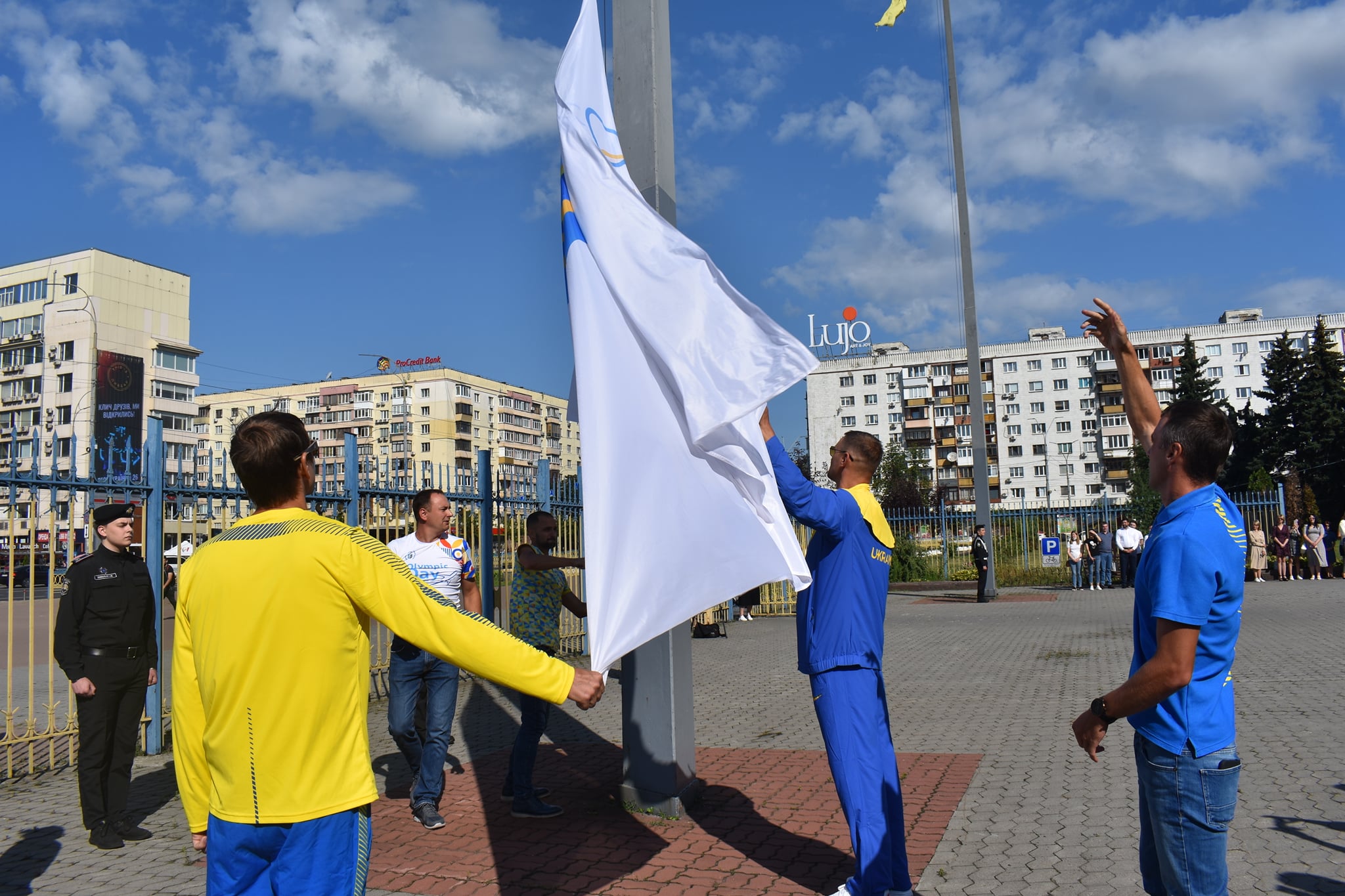 Підняття олімпійського прапора в Київській обласній держадмінстрації. Фото