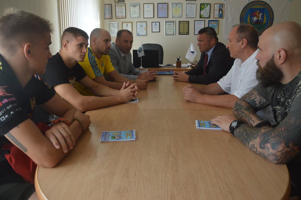 Зустріч представників таїландського боксу в Управлінні фізичної культури і спорту. Фото