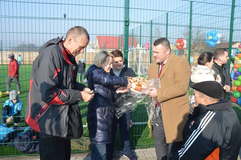 Відкриття футбольного поля у Шевченковому. Фото