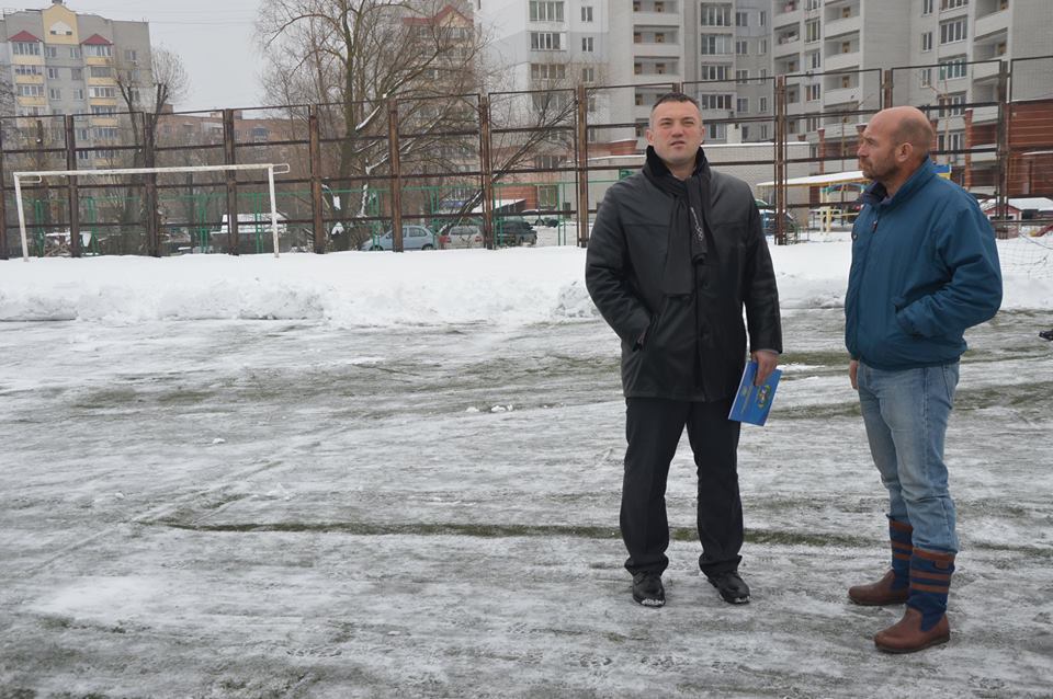 Передача комплекту штучного покриття для футбольного поля до Вишгороду. Фото