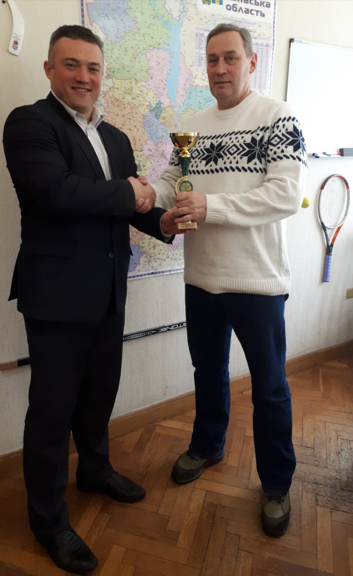Сергій Тимофєєв вручив Кубок переможцям Gavrily4 Masters. Фото