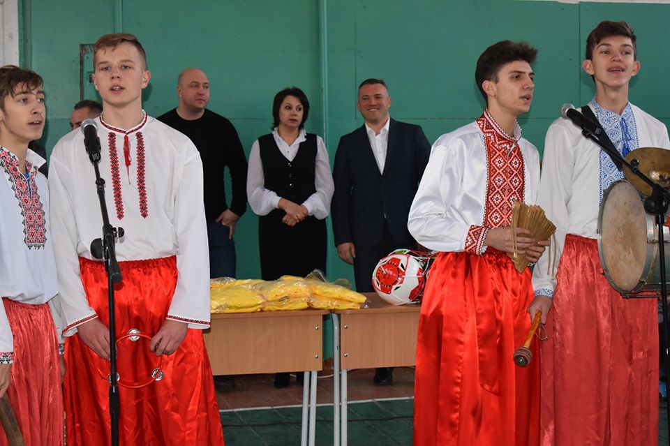 Відкриття футбольного поля в Бишеві. Фото