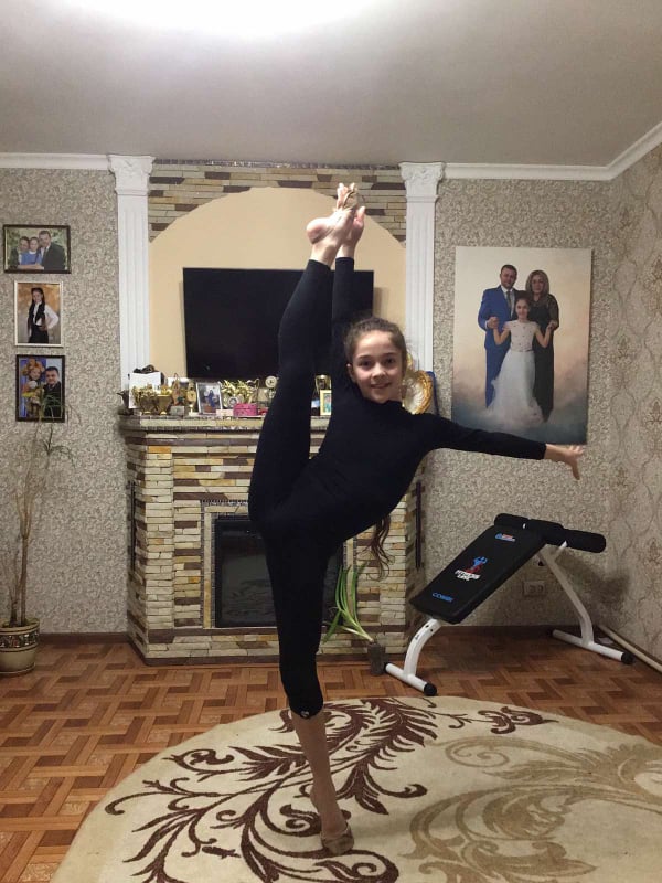 Спорт вдома від художніх гімнасток. Фото