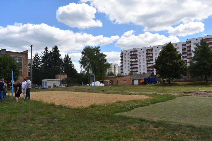 Будівництво футбольного поля в Богуславі. Фото