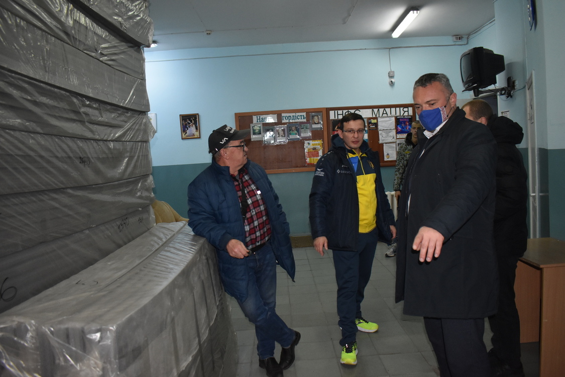 Управління молоді та спорту передало борцівський спортивний інвентар громадам Київщини. фото
