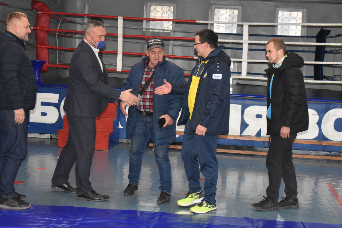 Управління молоді та спорту передало борцівський спортивний інвентар громадам Київщини. фото